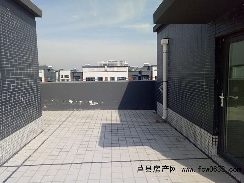 莒县顶楼带阁楼